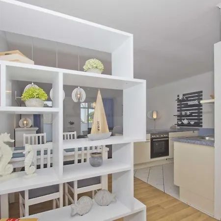 Apartment Haus Strandeck: Sellin Beachside With Ahoi Access *